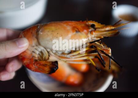 Gegrillte Garnelen, Fisch und Meeresfrüchte im thailändischen Stil Stockfoto