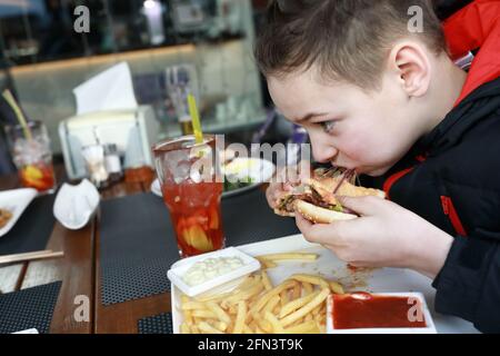 Im Frühling gibt es auf der Restaurantterrasse Burger für Kinder Stockfoto