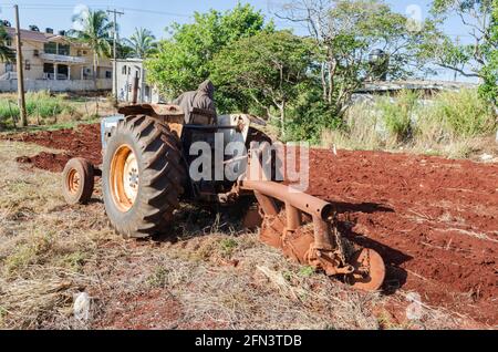 Rückseite Des Traktors, Der Land Für Den Bauernhof Pflügt Stockfoto