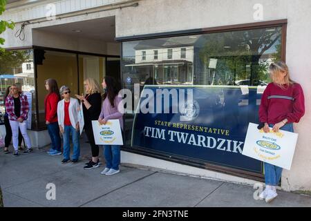 Frackville, Usa. Mai 2021. Die Mitglieder des Büros und die Professional Employees International Union (OPEIU) halten eine Mahnwache im Frackville-Büro des Pennsylvania State Representative Tim Twardzik ab.die Krankenschwestern fordern ein sichereres Verhältnis zwischen Krankenschwester und Patient. Twardzik ist Mitglied des Verwaltungsrats des Lehigh Valley Hospital-Schuylkill. Kredit: SOPA Images Limited/Alamy Live Nachrichten Stockfoto