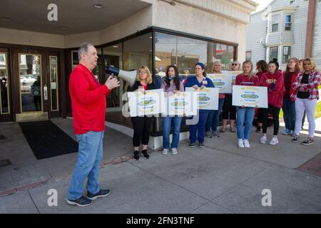 Frackville, Usa. Mai 2021. Die Mitglieder des Büros und die Professional Employees International Union (OPEIU) halten eine Mahnwache im Frackville-Büro des Pennsylvania State Representative Tim Twardzik ab.die Krankenschwestern fordern ein sichereres Verhältnis zwischen Krankenschwester und Patient. Twardzik ist Mitglied des Verwaltungsrats des Lehigh Valley Hospital-Schuylkill. Kredit: SOPA Images Limited/Alamy Live Nachrichten Stockfoto