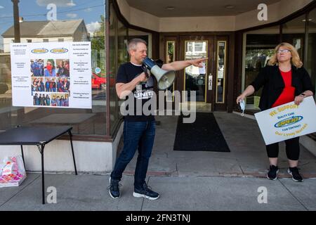 Frackville, Usa. Mai 2021. Mitch Troutman vom Arbeiterkollektiv Anthracite Unite spricht für die Krankenschwestern des Lehigh Valley Health Network, die auf der Suche nach einem sicheren Personal und einem fairen Vertrag sind.die Krankenschwestern fordern ein sichereres Verhältnis zwischen Krankenschwester und Patient. Twardzik ist Mitglied des Verwaltungsrats des Lehigh Valley Hospital-Schuylkill. Kredit: SOPA Images Limited/Alamy Live Nachrichten Stockfoto