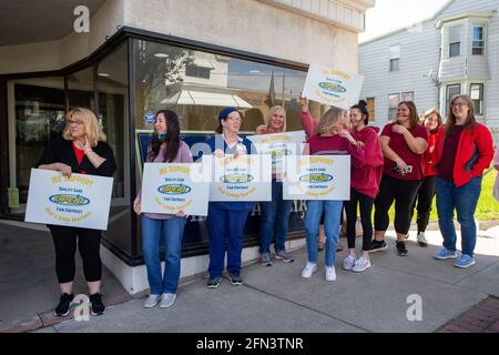 Frackville, Usa. Mai 2021. Die Mitglieder des Büros und die Professional Employees International Union (OPEIU) halten eine Mahnwache im Frackville-Büro des Pennsylvania State Representative Tim Twardzik ab.die Krankenschwestern fordern ein sichereres Verhältnis zwischen Krankenschwester und Patient. Twardzik ist Mitglied des Verwaltungsrats des Lehigh Valley Hospital-Schuylkill. Kredit: SOPA Images Limited/Alamy Live Nachrichten Stockfoto