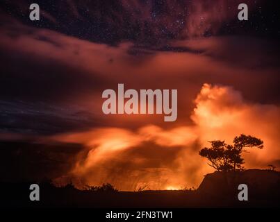 Glühender Dampf aus Lava im Halemaumau-Krater im Kiluaua Caldera im Vulkanos National Park auf der Big Island Von Hawaii Stockfoto