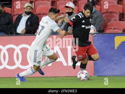 Washington, USA. Mai 2021. D.C. United-Stürmer Adrien Perez (16) bricht in der zweiten Halbzeit beim Audi-Feld in Washington, DC, am Donnerstag, den 13. Mai 2021, am Chicago Fire FC-Verteidiger Javier Casas Jr. (37) vorbei. United schlug Chicago Fire FC, 1:0. (Foto: Chuck Myers/Sipa USA) Quelle: SIPA USA/Alamy Live News Stockfoto