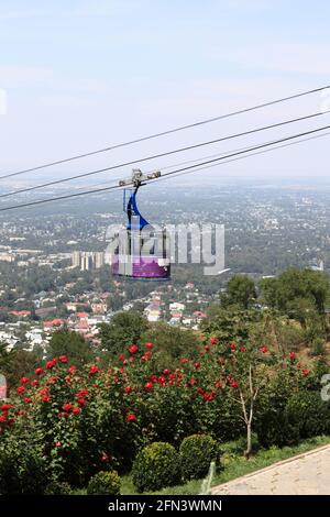 Cablecar zieht über Almaty, Kasachstan Stockfoto