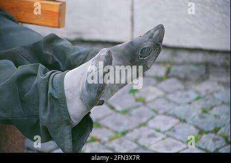 Ansicht der Beine eines Obdachlosen in Istanbul, Türkei Stockfoto