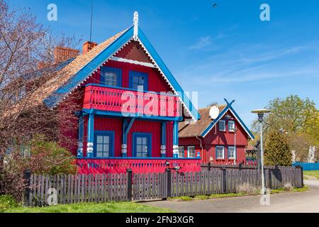 Schönes altes litauisches traditionelles rotes Holzhaus der Kurischen Nehrung im Fischerdorf Nida, Litauen, Europa Stockfoto