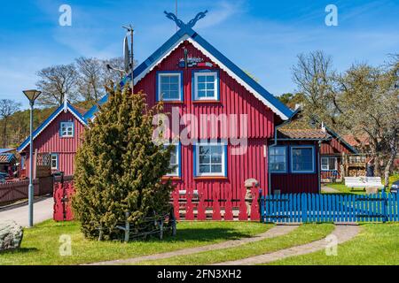 Schönes altes litauisches traditionelles rotes Holzhaus der Kurischen Nehrung im Fischerdorf Nida, Litauen, Europa Stockfoto