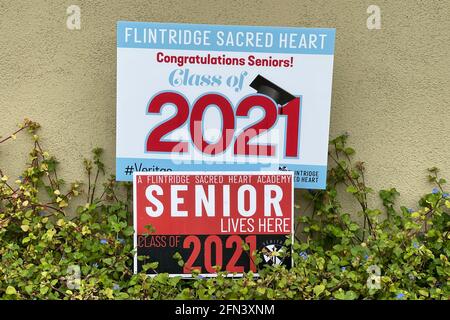 Ein Flintridge Sacred Heart Academy High School Class of 2021 Herzlichen Glückwunsch-Schild in einer Residenz, Donnerstag, 13. Mai 2021, in Monterey Park, Kalif. Stockfoto