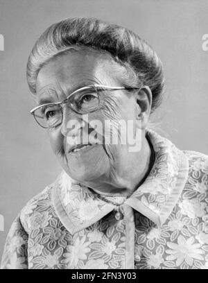 Corrie ten Boom (1892-1983) war ein niederländischer Uhrmacher und Christ, der von den Nazis verhaftet wurde, weil er während des Zweiten Weltkriegs Juden versteckt hatte Sie wurde in Scheveningen inhaftiert, als in ihrem Haus Widerstandsmaterialien und zusätzliche Rationskarten gefunden wurden. Nach der Verhandlung wurde sie in zwei Konzentrationslager verlegt. Ihre spätere Entlassung aus dem KZ Ravensbrück (wurde ihr später mitgeteilt) war das Ergebnis eines klerikalen Fehlers und eine Woche später wurden die anderen Frauen ihrer Altersgruppe in die Gaskammern geschickt. Ihr Buch von 1971 und der Film The Hiding Place von 1975 zeigen die Arbeit ihrer Familie im Versteck von Flüchtlingen während des Zweiten Weltkriegs Stockfoto