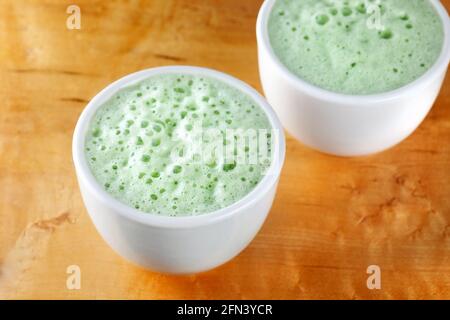 Zwei Tassen Matcha Latte mit Mandelmilch Stockfoto