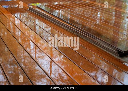 IPE-Holzplankenterrasse an regnerischen Tagen. Nahaufnahme. Stockfoto