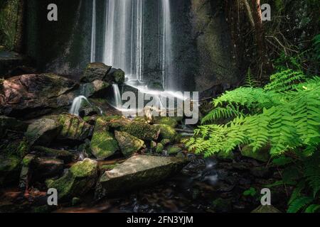 Ende des Wasserfalls in Fervenza do Rio Pequeno, Gondomar, Spanien Stockfoto