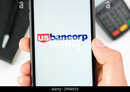 US bancorp Bank Logo auf dem Smartphone-Bildschirm in mans Hand auf dem Hintergrund des Zahlungsterminals, Mai 2021, San Francisco, USA Stockfoto