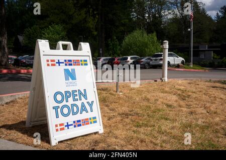 Offenes Schild am Eingang zum Nordischen Nordwesten von Portland, einer gemeinnützigen Organisation, die sich auf die fünf nordischen Nationen konzentriert und die nordische Kultur bewahrt. Stockfoto