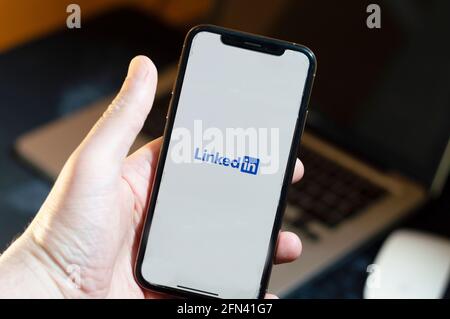 Sāo Paulo, Sāo Paulo / Brasilien - Mai 14 2021 Hand hält ein Smartphone und zeigt LinkedIn App auf dem Bildschirm Stockfoto