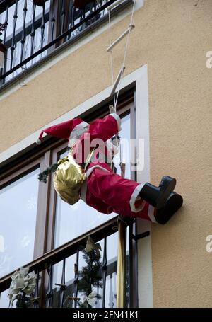 Weihnachtsmann Kletterwand Rüdesheim Weihnachtsmarkt Stockfoto