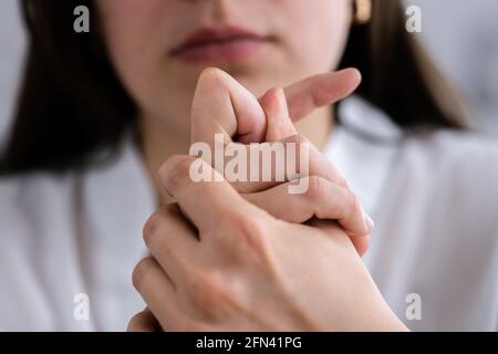 Hand Knöchel Finger Joint Crack. Finger Einrasten Stockfoto