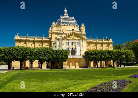 Zagreb, Kroatien, Kunstgalerie und Blumen im Vordergrund, schöner Frühlingstag Stockfoto