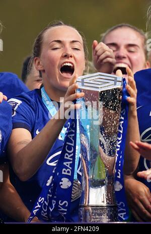 Datei-Foto vom 09-05-2021 von Chelseas Magdalena Eriksson feiert mit der FA Women's Super League Trophäe, nachdem sie den Titel in Kingsmeadow, London, gewonnen hat. Ausgabedatum: Freitag, 14. Mai 2021. Stockfoto