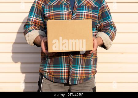 Mann hält Box in den Händen Lieferung Stockfoto