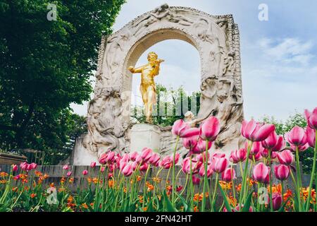 Johann Strauss Denkmal im Wiener Stadtpark im Frühling. Stockfoto