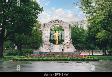 Johann Strauss Denkmal im Wiener Stadtpark im Frühling. Stockfoto