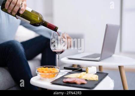 Virtuelle Weinprobe Dinner-Event Online Mit Laptop Stockfoto