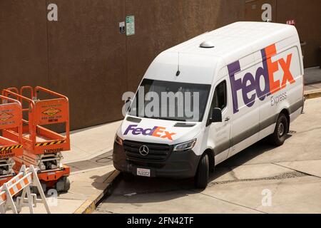 Brea, Kalifornien, USA - 1. Mai 2021: Licht leuchtet auf einem FedEx Lieferwagen. Stockfoto
