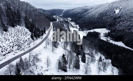Winter landschaftlich schöne Luftaufnahme der Bergstraße mit Schnee bedeckt Landschaft Stockfoto