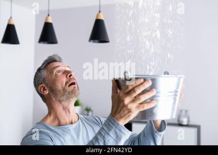 Wasserflut Und Rohrleck Im Haus Stockfoto