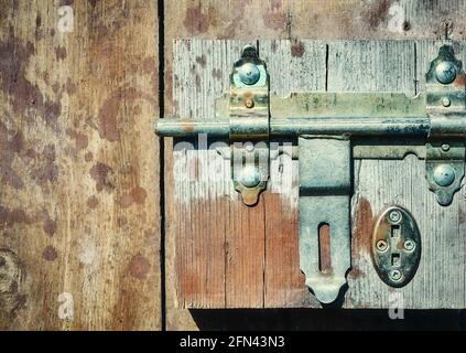 Nahaufnahme eines Hakens an einer Holztür. Stockfoto