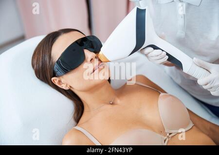 Patient, der während eines medizinischen Eingriffs auf dem Behandlungstisch liegt Stockfoto