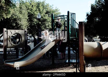 San Francisco, USA. Mai 2021. Kinder spielen im Central Park in San Mateo, USA, am 13. Mai 2021. Quelle: Wu Xiaoling/Xinhua/Alamy Live News Stockfoto