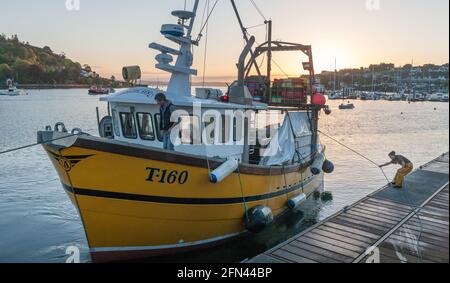 Crosshaven, Cork, Irland. Mai 2021. Der Fischer Billy Moriarty vom Trawler Celtic Sun bindet sein Boot bei Sonnenaufgang an den Pier in Crosshaven, Co. Cork, Irland. - Credit; David Creedon / Alamy Live News Stockfoto