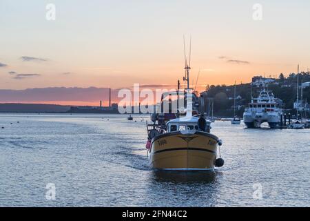 Crosshaven, Cork, Irland. 14. Mai 2021.Fischerboot Celtic Sun kehrt bei Sonnenaufgang mit ihrem Fang von Hake in Crosshaven, Co. Cor, zum Hafen zurück. Cork, Irland. - Credit; David Creedon / Alamy Live News Stockfoto