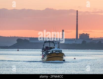 Crosshaven, Cork, Irland. 14. Mai 2021.Fischerboot Celtic Sun kehrt bei Sonnenaufgang mit ihrem Fang von Hake in Crosshaven, Co. Cor, zum Hafen zurück. Cork, Irland. - Credit; David Creedon / Alamy Live News Stockfoto