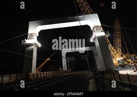 LANZHOU, 14. Mai 2021 (Xinhua) -- das Foto, das am frühen Morgen des 14. Mai 2021 aufgenommen wurde, zeigt die Baustelle für die Platzierung von Stahlträgern einer Brücke, unter der eine bestehende Eisenbahnlinie verläuft, entlang der Passagiereisenbahn Zhongwei-Lanzhou in Lanzhou, nordwestlich der chinesischen Provinz Gansu. Am Freitagmorgen legten die Arbeiter nach zwei aufeinander folgenden Nachtstunden erfolgreich Stahlträger der Brücke über eine bestehende Eisenbahn. Quelle: Xinhua/Alamy Live News Stockfoto