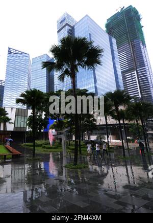 BGC Park auf der High Street mit modernen Gebäuden. Bonifacio Global City, Manila, Philippinen. Stockfoto