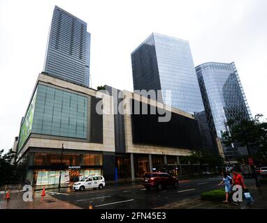 Die Skyline verändert sich durch ein neues, hochmodernes Gebäude in Bonifacio Global City in Metro Manila auf den Philippinen. Stockfoto