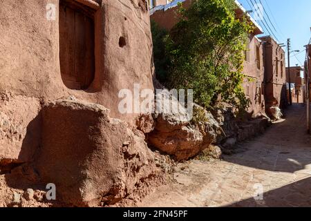 Rote Erdschläuche im alten Dorf Abyaneh, Provinz Isfahan, Iran. Stockfoto