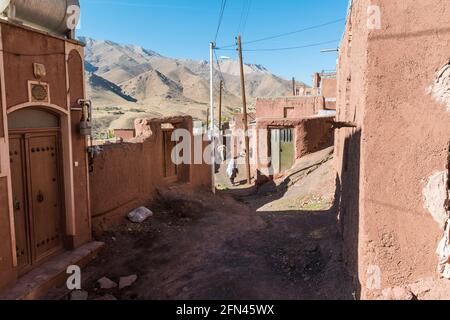 Rote Erdschläuche im alten Dorf Abyaneh, Provinz Isfahan, Iran. Stockfoto