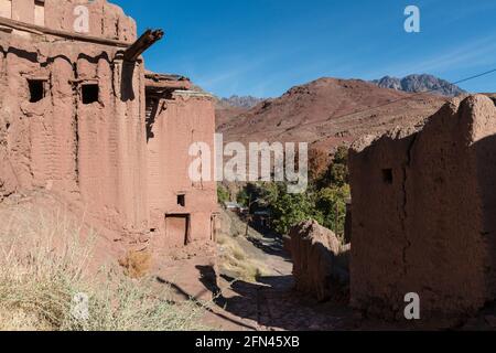 Rote Erdschläuche im alten Dorf Abyaneh, Provinz Isfahan, Iran. Stockfoto