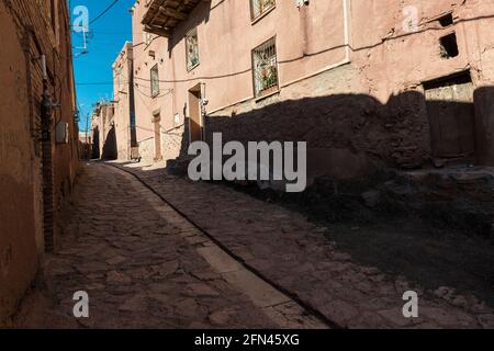 Rote Erdschläuche im alten Dorf Abyaneh, Provinz Isfahan, Iran. Stockfoto