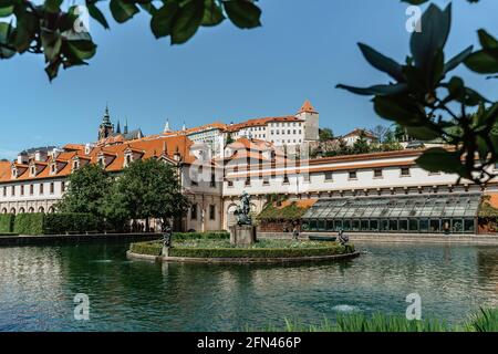 Blick auf die Prager Burg von Wallenstein, im Barockstil erbauter Valdstejn-Garten Stil mit schönen Teich und Brunnen.Garten ist mit Eiche dekoriert Und magnoli Stockfoto