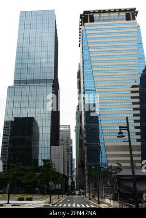 Moderne Gebäude verändern die Skyline der Bonifacio Global City in Metro Manila, Philippinen.