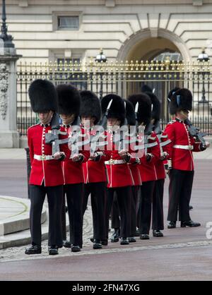 Eine Abteilung der irischen Garde vor dem Buckingham Palace, die die Farbe durchstreift Stockfoto