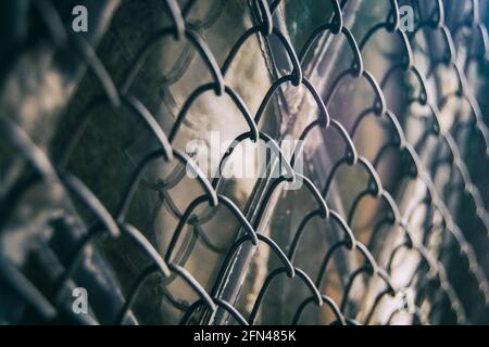 Zaun mit Metallgitter in Perspektive Stockfoto