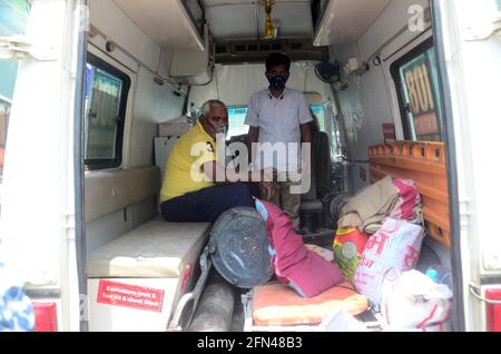 Prayagraj, Uttar Pradesh, Indien. Mai 2021. Prayagraj: Ein COVID-19-Patient erhält am Freitag, den 14. Mai 2021, eine Primärbehandlung in einem Krankenwagen außerhalb des Swaroop Rani Nehru Krankenhauses in Prayagraj. Quelle: Prabhat Kumar Verma/ZUMA Wire/Alamy Live News Stockfoto